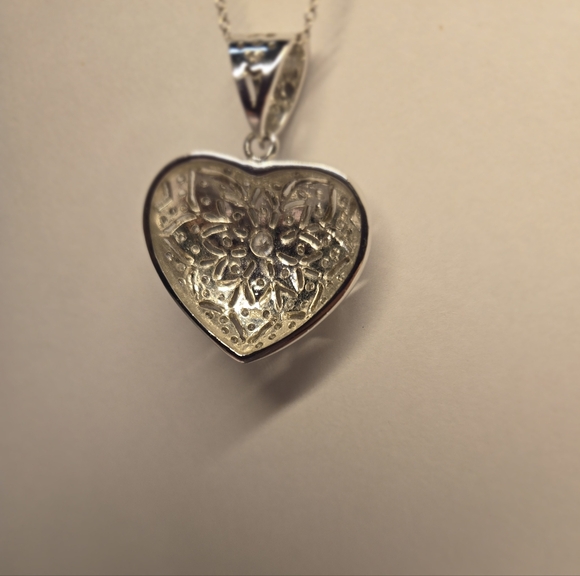Silver, heart shaped pendant with cubic zirconia diamond. - Picture 5 of 9